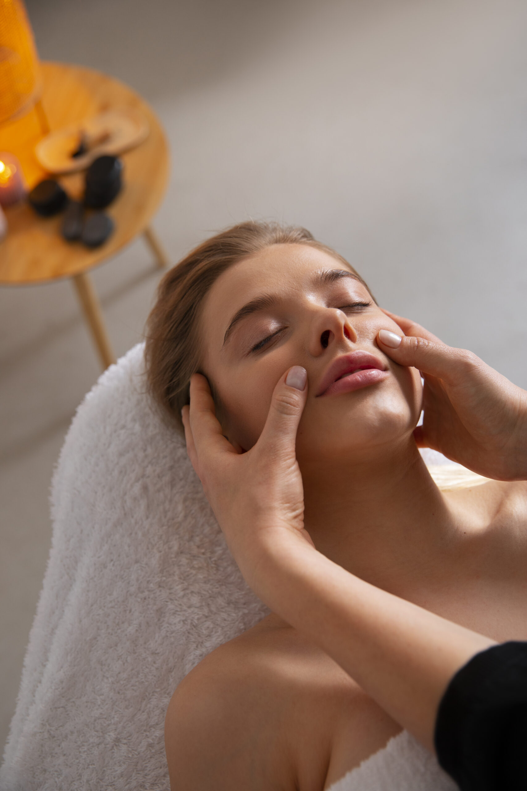 female-masseur-giving-back-massage-client