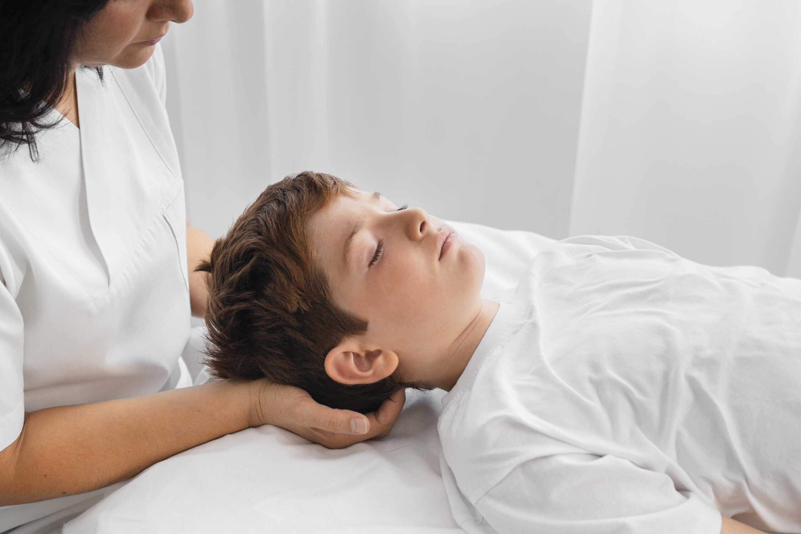 osteopathist-treating-kid-hospital